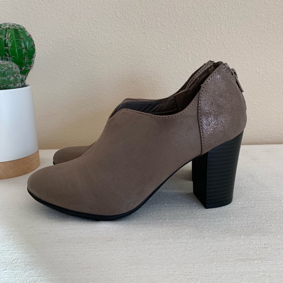 NWOT Vintage7Eight Taupe Smooth Cut Out Heeled Ankle Booties Woman’s 8.5M - Picture 1 of 12